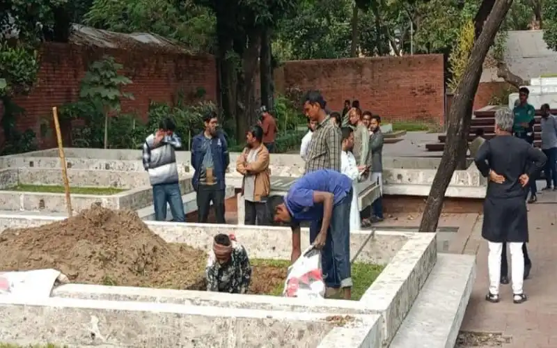 ঢাকা বিশ্ববিদ্যালয়ে শরিফ ওসমান হাদির দাফনের প্রস্তুতি চলছে।. Channel i News - চ্যানেল আই নিউজ