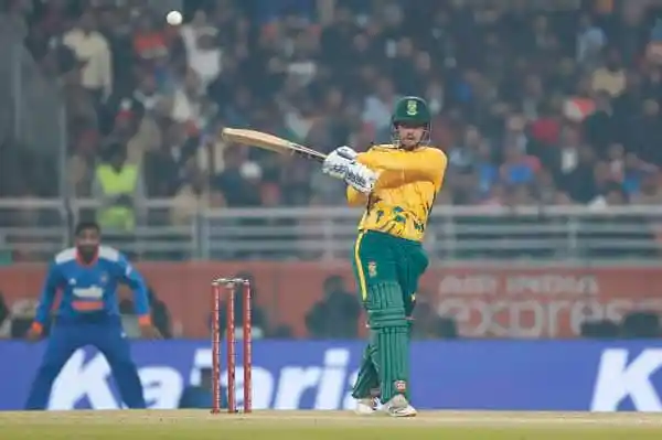 বাংলাদেশের ক্রিকেটার ডি কক ঝড়ের সময় ব্যাট চালাচ্ছেন. Channel i News - চ্যানেল আই নিউজ