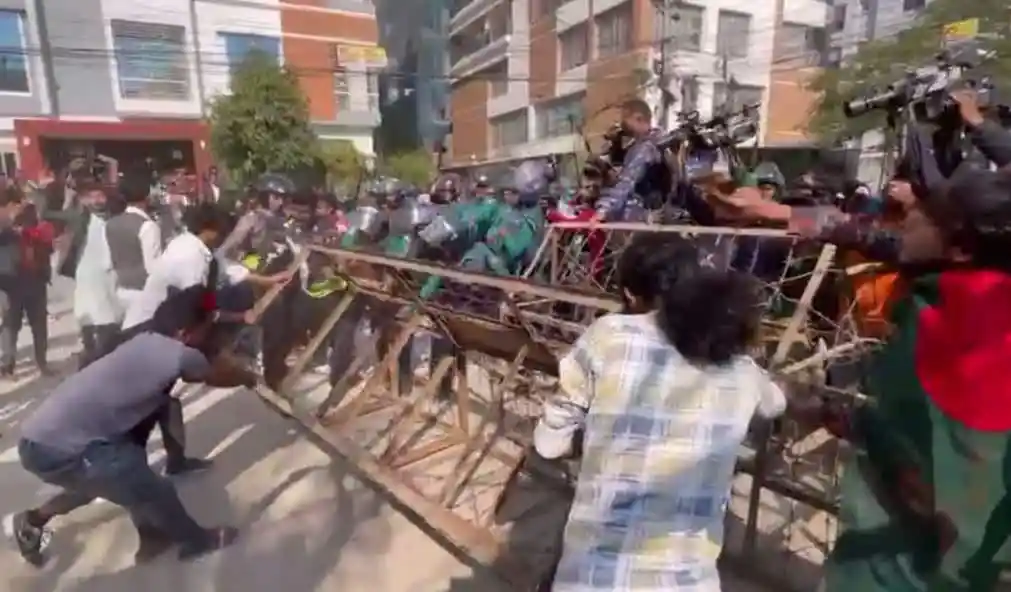 পুলিশ ও আন্দোলনকারীদের মধ্যে সংঘর্ষ, রাজশাহীতে প্রতিবাদ. Channel i News - চ্যানেল আই নিউজ