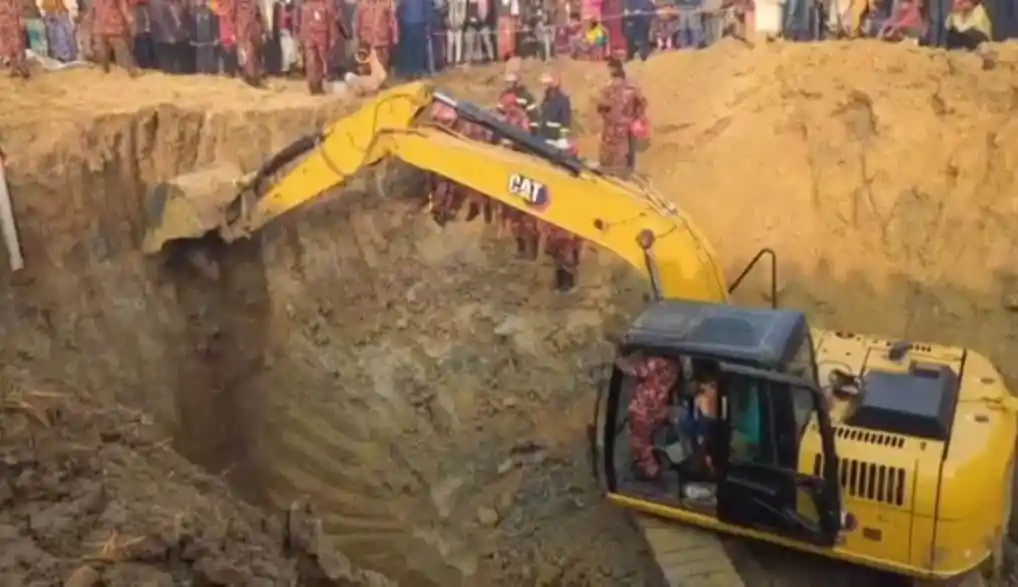 গভীর নলকূপে পড়া শিশুটি উদ্ধারে উদ্ধারকারীরা কাজ করছে. Channel i News - চ্যানেল আই নিউজ
