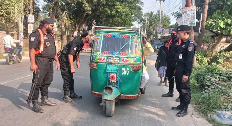 র‍্যাবের স্পেশাল ফোর্সের সদস্যরা সড়কে নিরাপত্তা পরীক্ষা করছে. Channel i News - চ্যানেল আই নিউজ