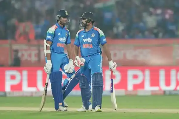 ভারতের ক্রিকেটাররা মাঠে একসঙ্গে কথা বলছে, ম্যাচের দৃশ্য।. Channel i News - চ্যানেল আই নিউজ