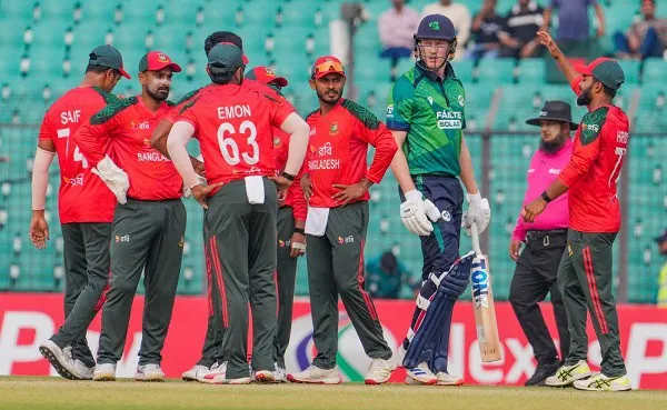 বাংলাদেশ ক্রিকেট দলের খেলোয়াড়রা মাঠে আলোচনা করছে. Channel i News - চ্যানেল আই নিউজ