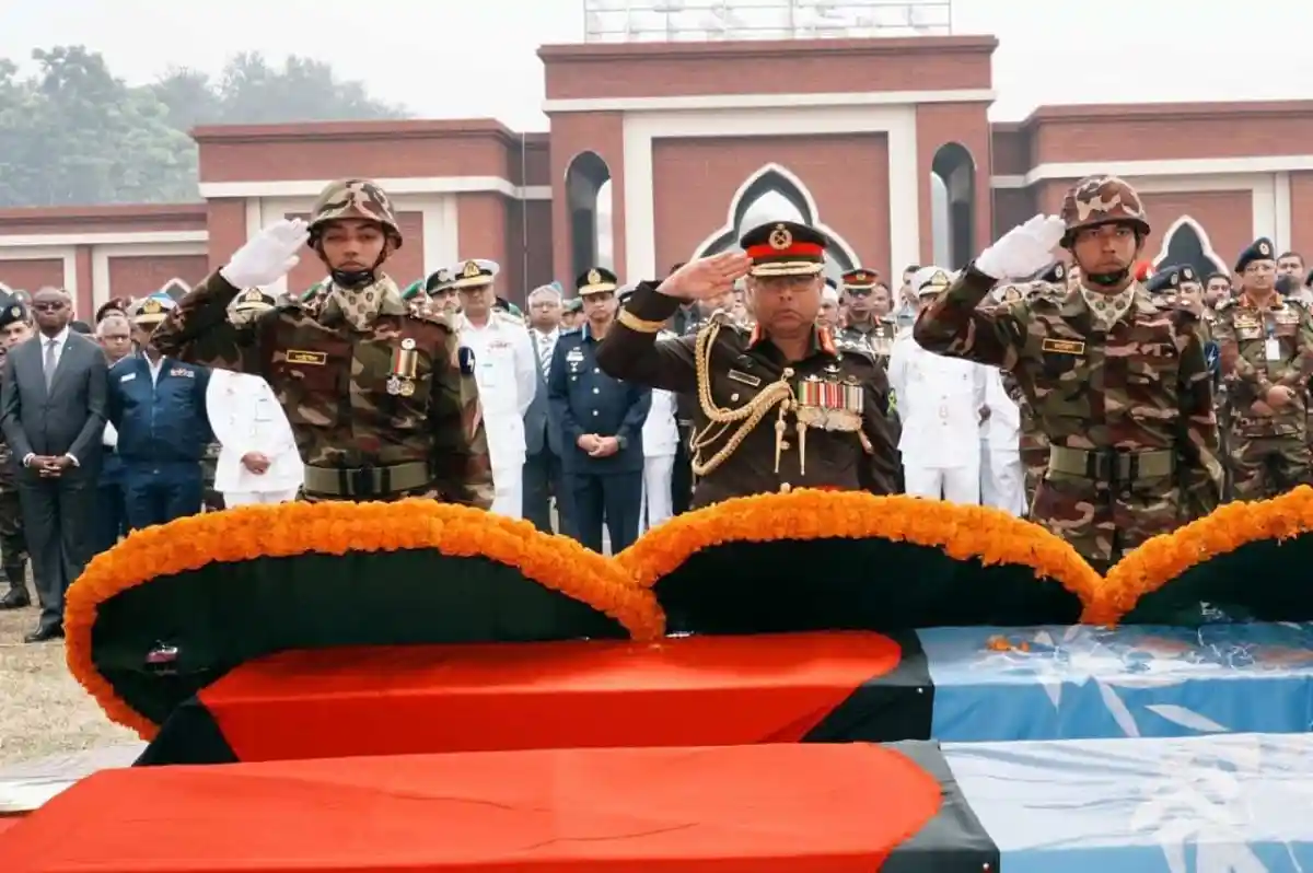 সুদানে শাহাদাতবরণকারী শান্তিরক্ষীদের জানাজা, সেনা কর্মকর্তা ও সৈনিকরা সম্মান জানাচ্ছেন. Channel i News - চ্যানেল আই নিউজ