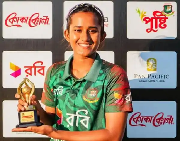 বাংলাদেশ নারী ক্রিকেটার ট্রফি হাতে নিয়ে হাসিমুখে ছবি. Channel i News - চ্যানেল আই নিউজ