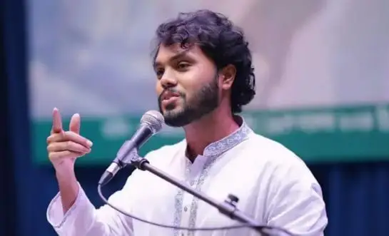 বাংলাদেশের একজন তরুণ বক্তা মঞ্চে ভাষণ দিচ্ছেন. Channel i News - চ্যানেল আই নিউজ