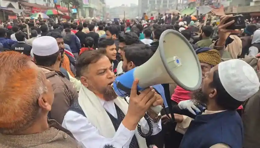 মানববন্ধনে বক্তা চাঁদাবাজির বিরুদ্ধে প্রতিবাদ জানাচ্ছেন. Channel i News - চ্যানেল আই নিউজ