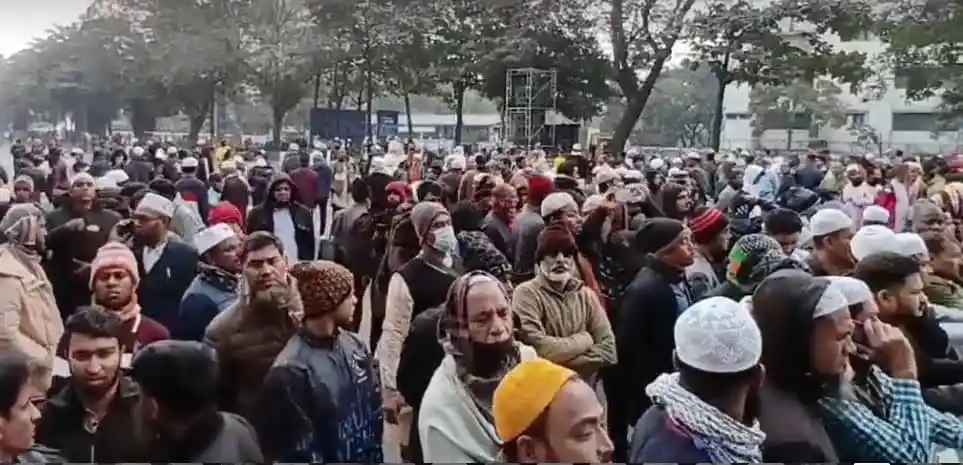জনসমাগমের মধ্যে অনেক মানুষ, বেশিরভাগই মাস্ক পরা, বাংলাদেশে জনসমাগম।. Channel i News - চ্যানেল আই নিউজ