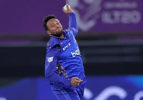 সাকিব আল হাসান বল হাতে উইকেট নিচ্ছেন, বাংলাদেশ ক্রিকেট দলের খেলোয়াড়. Channel i News - চ্যানেল আই নিউজ