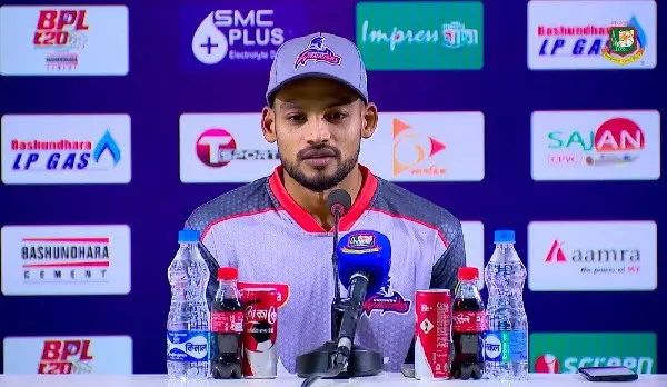 জাকির সংবাদ সম্মেলনে দোয়া চেয়ে বলছেন, পাশে পানির বোতল ও কোকের ক্যান. Channel i News - চ্যানেল আই নিউজ