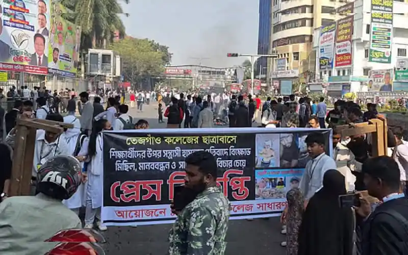ফার্মগেটে শিক্ষার্থীদের সড়ক অবরোধ, যানবাহন বন্ধ, প্রতিবাদ চলছে. Channel i News - চ্যানেল আই নিউজ