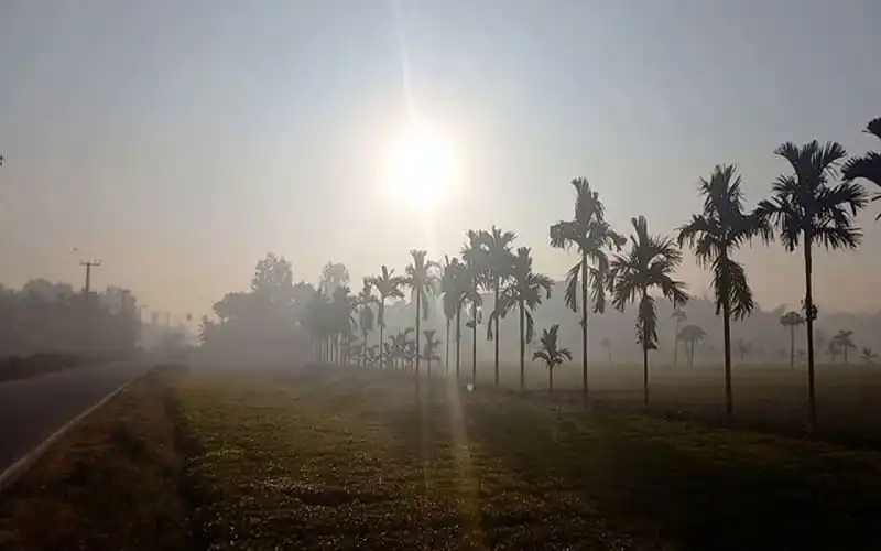 সকালবেলা পঞ্চগড়ে সূর্যোদয় ও ধোঁয়া ঢাকা আকাশের দৃশ্য. Channel i News - চ্যানেল আই নিউজ