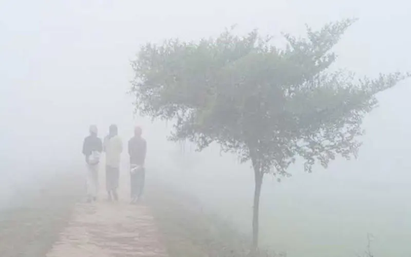 ঘন কুয়াশার মধ্যে পথচারীরা হাঁটছেন, তাপমাত্রা কমে যাওয়ার আভাস. Channel i News - চ্যানেল আই নিউজ