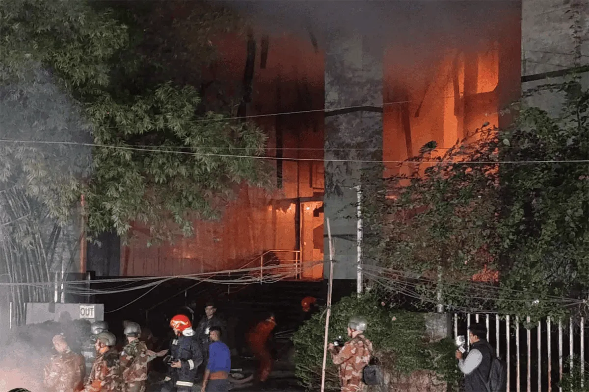 ঢাকা শহরে ভবন অগ্নিকাণ্ডের দৃশ্য, দগ্ধ ও নিরাপত্তাকর্মীরা উপস্থিত. Channel i News - চ্যানেল আই নিউজ