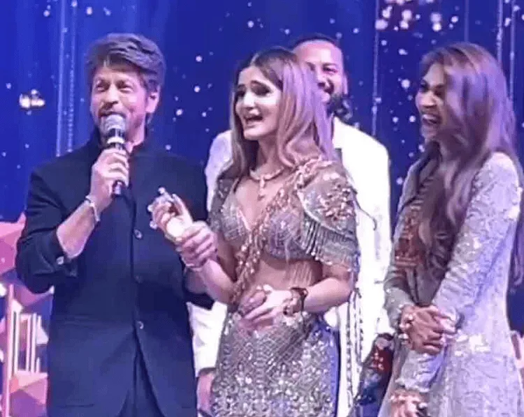 শাহরুখ খান বিয়ের অনুষ্ঠানে অতিথিদের সঙ্গে হাসিমুখে।. Channel i News - চ্যানেল আই নিউজ
