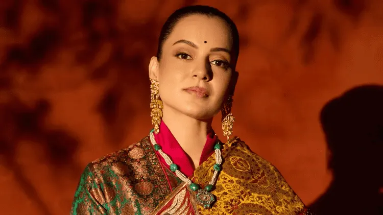 বাংলা ঐতিহ্যবাহী পোশাক পরা নারী, সুন্দর সাজে, পারিবারিক বা সাংস্কৃতিক অনুষ্ঠানে।. Channel i News - চ্যানেল আই নিউজ