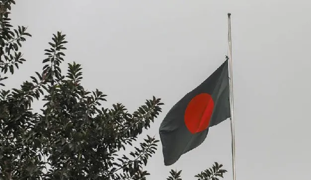 বাংলাদেশের জাতীয় পতাকা উড়ছে আকাশে, চারপাশে গাছে ঝোপঝাড়. Channel i News - চ্যানেল আই নিউজ