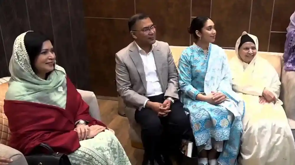 নেত্রী শেখ হাসিনা ও তার পরিবারের সদস্যরা একত্রে বসে আলোচনা করছেন।. Channel i News - চ্যানেল আই নিউজ