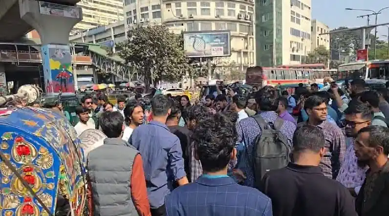 শাহবাগে জনসমাগম, স্বরাষ্ট্র উপদেষ্টার পদত্যাগের দাবিতে প্রতিবাদ. Channel i News - চ্যানেল আই নিউজ