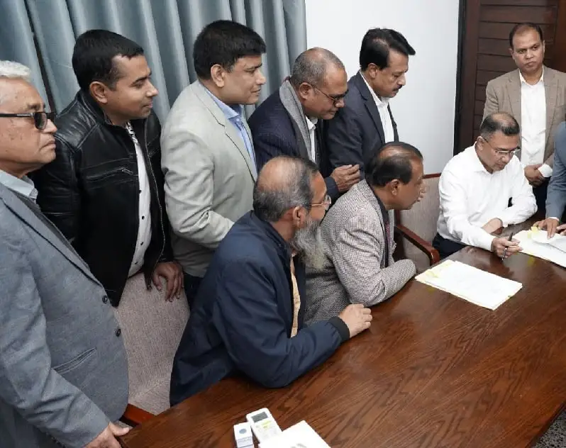 তরিক রহমান ধানের শীষ প্রার্থী হিসেবে মনোনয়নপত্রে স্বাক্ষর করছেন. Channel i News - চ্যানেল আই নিউজ