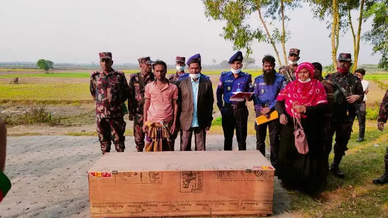 বাংলাদেশের লাশ ফেরত দেওয়ার সময় স্থানীয়রা উপস্থিত. Channel i News - চ্যানেল আই নিউজ