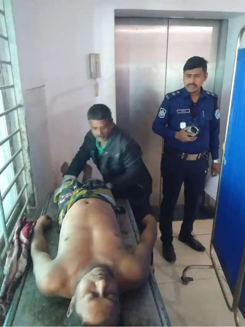 অচেতন অবস্থায় পড়ে থাকা ব্যক্তির লাশ, পাশে পুলিশ সদস্য।. Channel i News - চ্যানেল আই নিউজ