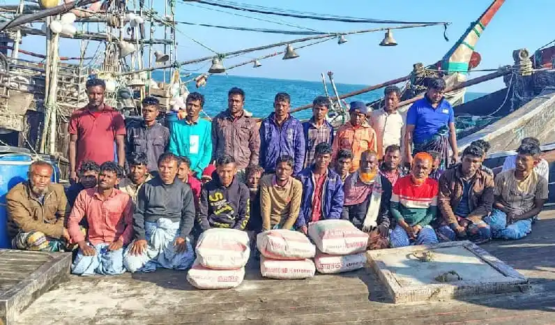 নৌকায় পাচারকারীদের আটক, সিমেন্টবোঝাই নৌকা জব্দ. Channel i News - চ্যানেল আই নিউজ