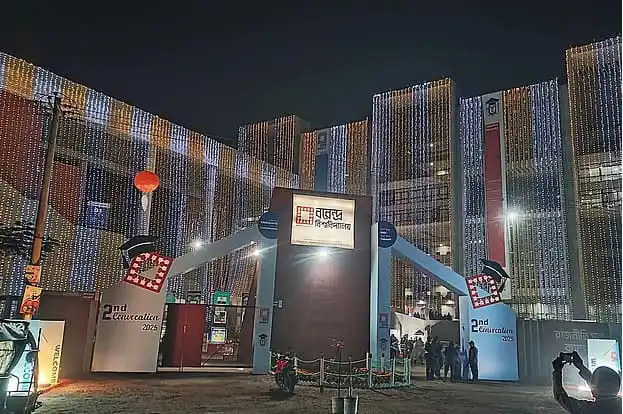 বরেন্দ্র বিশ্ববিদ্যালয়ের দ্বিতীয় সমাবর্তন উৎসবের আলোকসজ্জা ও ভিড়. Channel i News - চ্যানেল আই নিউজ