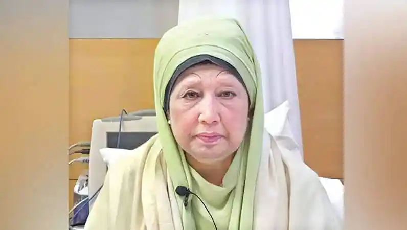 খালেদা জিয়া হাসপাতালে চিকিৎসাধীন, মুখে গামছা ও হেলমেট পরা. Channel i News - চ্যানেল আই নিউজ