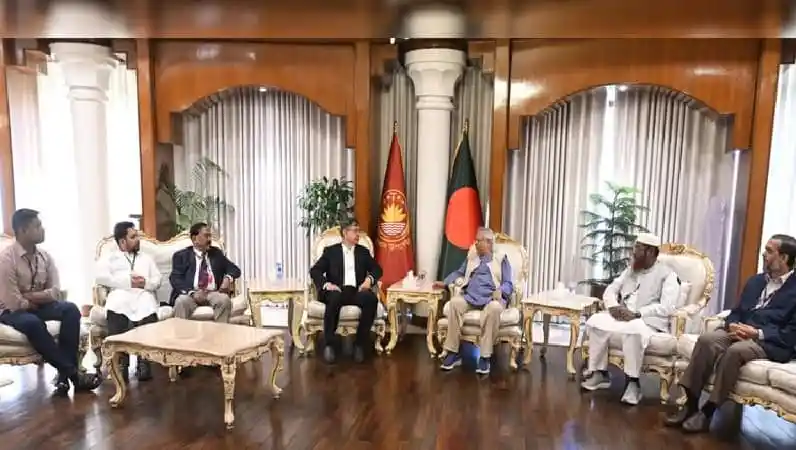 বাংলাদেশের রাজনৈতিক নেতাদের মধ্যে আলোচনা চলছে, বৈঠকের দৃশ্য।. Channel i News - চ্যানেল আই নিউজ