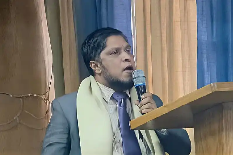 চবি সহ-উপাচার্য বক্তৃতা দিচ্ছেন, পেছনে কাচের পর্দা ও পর্দা ঝুলছে।. Channel i News - চ্যানেল আই নিউজ