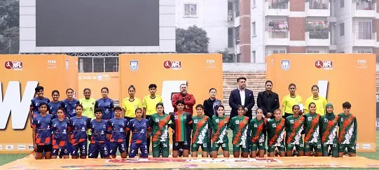 মেয়েদের ফুটবল লিগের খেলোয়াড়রা মাঠে দাঁড়িয়ে ছবি তুলছে. Channel i News - চ্যানেল আই নিউজ
