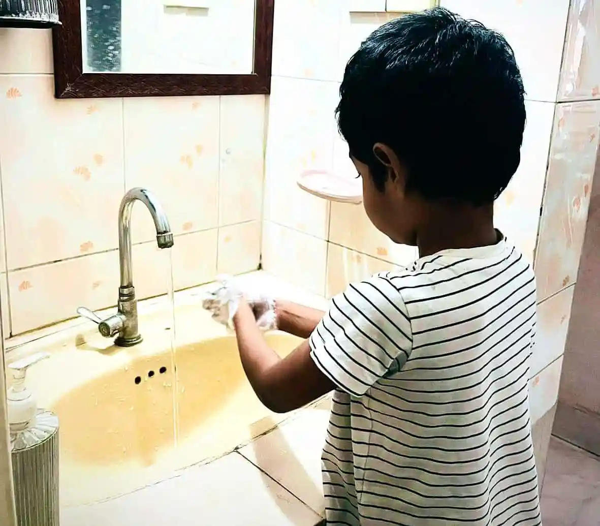 ছেলে হাত ধুচ্ছে, স্বাস্থ্য সচেতনতা ও জীবনের জন্য গুরুত্বপূর্ণ. Channel i News - চ্যানেল আই নিউজ