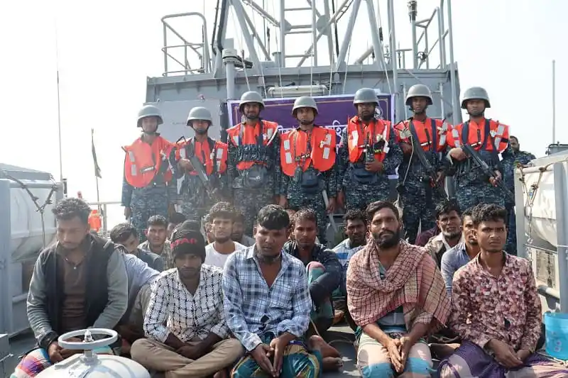 চোরাকারবারি গ্রেপ্তার, তাদের সঙ্গে সিমেন্ট বোঝাই দু'টি বোট. Channel i News - চ্যানেল আই নিউজ