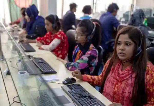 বাংলাদেশে তরুণরা কম্পিউটার ও ইন্টারনেটের মাধ্যমে কাজ করছে. Channel i News - চ্যানেল আই নিউজ