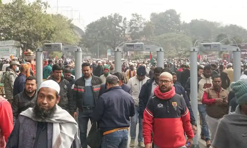 জনসমাগমে ভিড়, বাংলাদেশে বিভিন্ন পেশার মানুষ উপস্থিত. Channel i News - চ্যানেল আই নিউজ