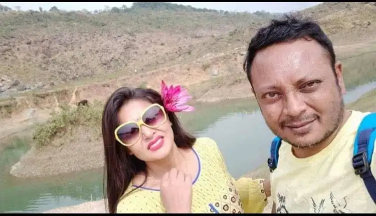 দম্পতি নদীর পাশে ছবি তুলছেন, সুন্দর প্রকৃতি ব্যাকড্রপে. Channel i News - চ্যানেল আই নিউজ