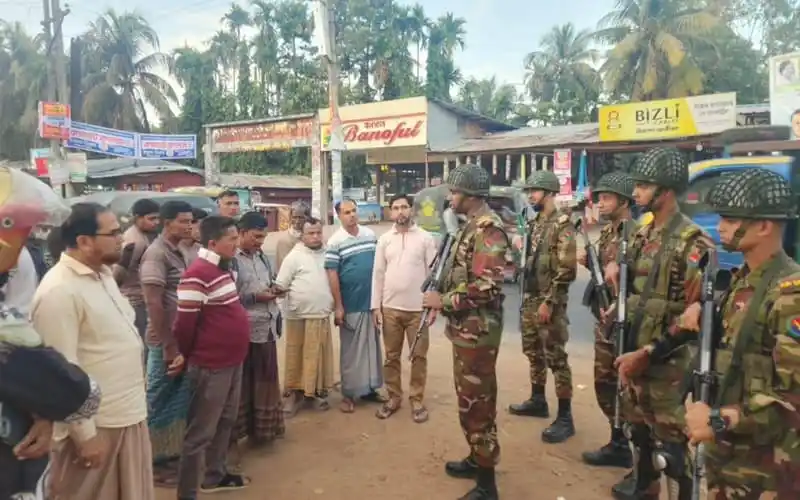 বিভিন্ন মানুষ পুলিশের সাথে কথা বলছে, সেনা সদস্যরা উপস্থিত. Channel i News - চ্যানেল আই নিউজ