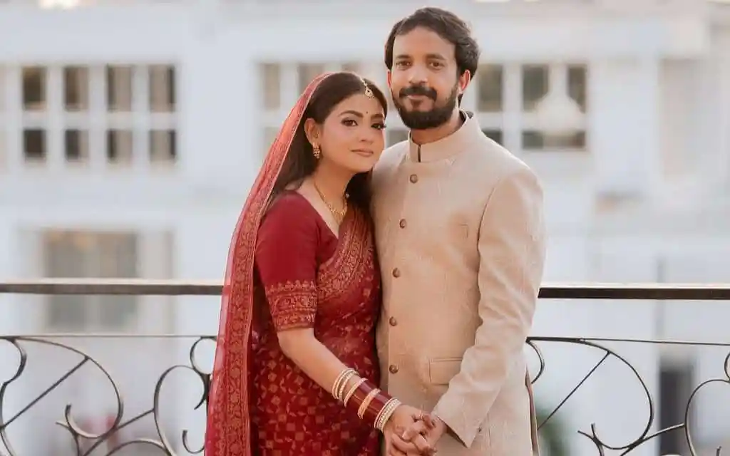 নির্মাতা আরিয়ান ও তার স্ত্রী বিয়ের ছবি, উভয়ই হাসিমুখে. Channel i News - চ্যানেল আই নিউজ