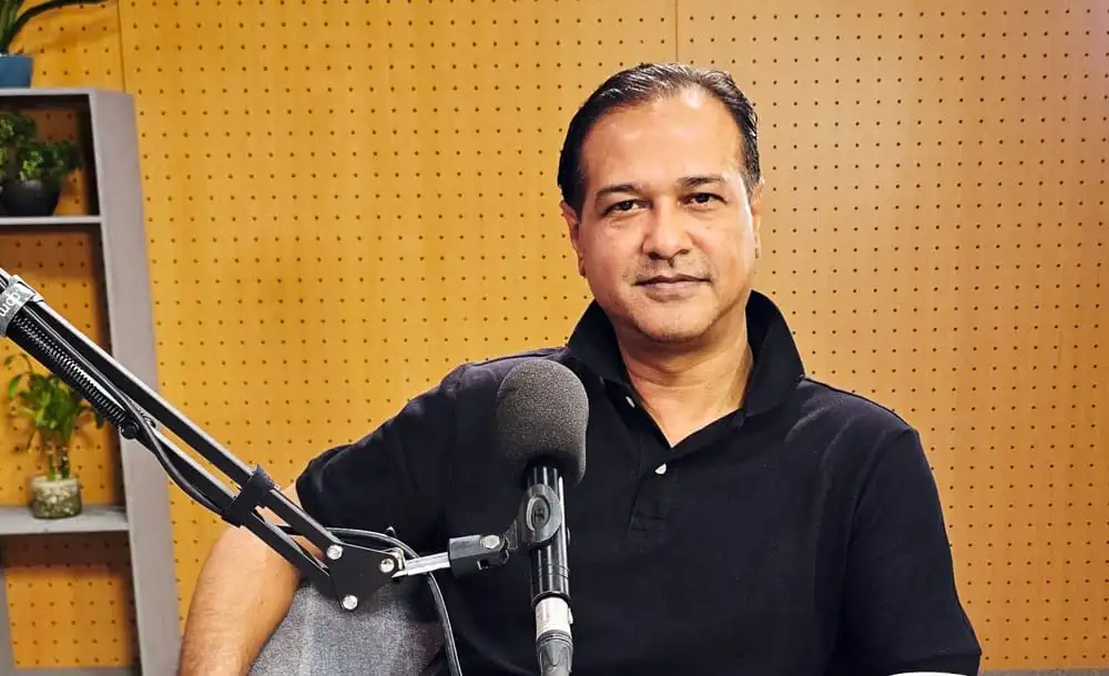 বাংলাদেশি ব্যক্তির ছবি, রেডিও স্টুডিওতে সাক্ষাৎকারের জন্য প্রস্তুত. Channel i News - চ্যানেল আই নিউজ