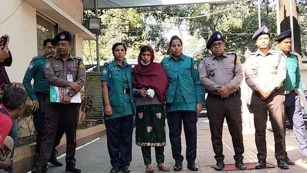 মা-মেয়েকে হত্যার ঘটনায় গ্রেফতারকৃতরা, পুলিশ ও স্থানীয়রা উপস্থিত. Channel i News - চ্যানেল আই নিউজ