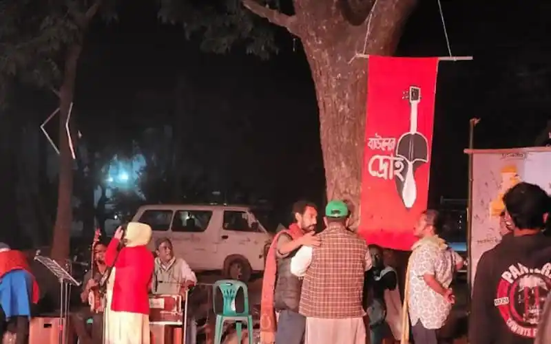 প্রদর্শনীতে দর্শকরা বাউল গানের প্রতিবাদ করছে. Channel i News - চ্যানেল আই নিউজ
