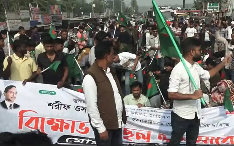 বরিশালে সড়ক অবরোধ করে হাদি হত্যার প্রতিবাদে বিক্ষোভকারীরা. Channel i News - চ্যানেল আই নিউজ