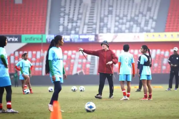 বাংলাদেশ ফুটবল দলের অনুশীলন, কোচের নির্দেশনা অনুসরণ করছে খেলোয়াড়রা. Channel i News - চ্যানেল আই নিউজ