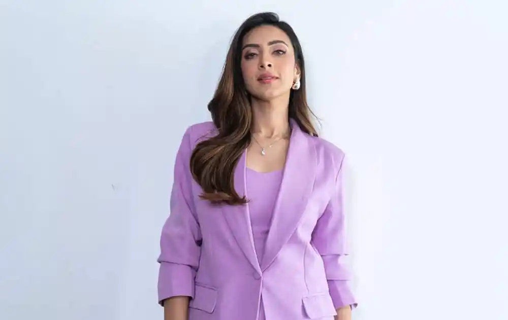 আধুনিক পোশাক পরা মহিলার ছবি, লাল রঙের পোশাক ও সুন্দর চেহারা. Channel i News - চ্যানেল আই নিউজ
