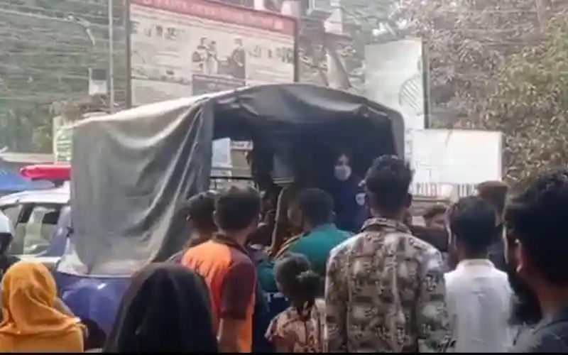 জনসমাগমের মধ্যে ট্রাকের পাশে পুলিশ ও স্থানীয়রা উপস্থিত. Channel i News - চ্যানেল আই নিউজ