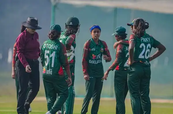 বাংলাদেশ নারী ক্রিকেট দলের খেলোয়াড়রা মাঠে অনুশীলন করছে. Channel i News - চ্যানেল আই নিউজ