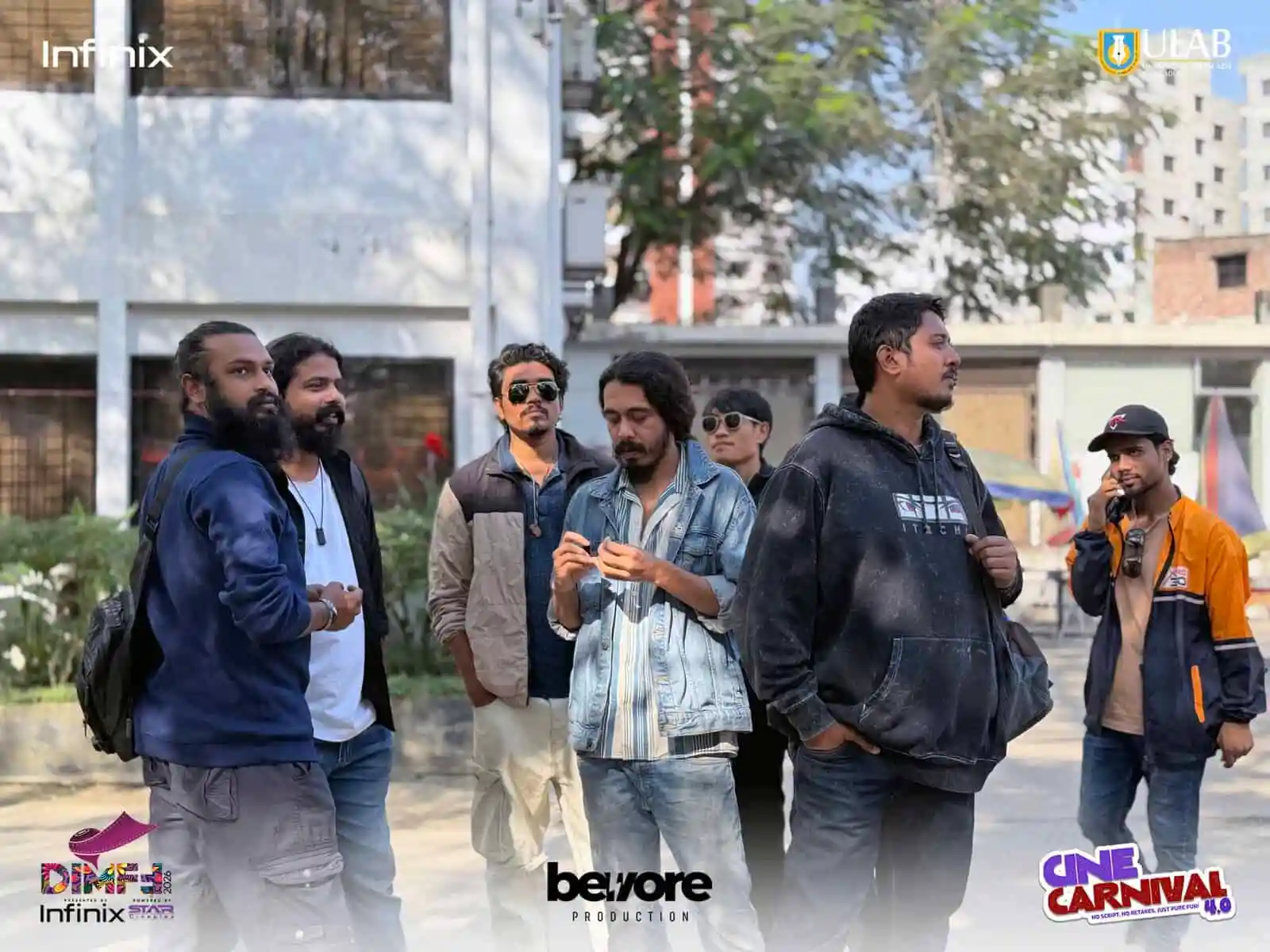 ছয়জন তরুণ যুবক একত্রে আলোচনা করছে, বাইরে একটি পার্কে. Channel i News - চ্যানেল আই নিউজ