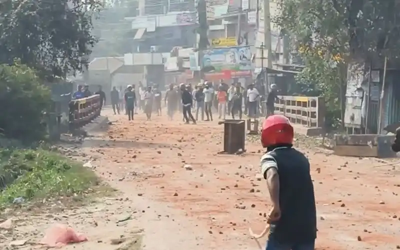 সিরাজগঞ্জে দুই মহল্লার মধ্যে সংঘর্ষের দৃশ্য, ধুলা ও উত্তেজনা ছড়িয়ে পড়েছে. Channel i News - চ্যানেল আই নিউজ