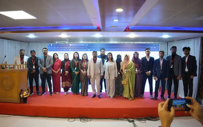 বিশেষ অনুষ্ঠানে অংশগ্রহণকারী ব্যক্তিরা একসঙ্গে দাঁড়িয়ে আছেন. Channel i News - চ্যানেল আই নিউজ